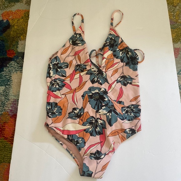 Billabong Other - Billabong swimsuit size m pink